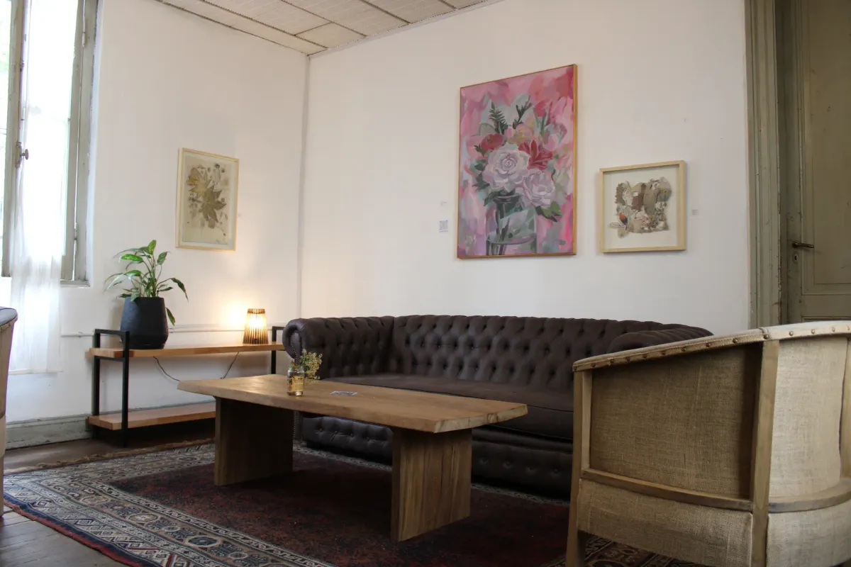 Mesa larga con café y plantas